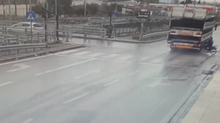 Σοκαριστικό τροχαίο στην Πάτρα: Μηχανάκι συγκρούεται σφοδρά με νταλίκα-Βίντεο